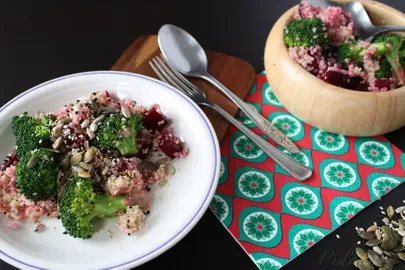 Quinoa s brokolicí a červenou řepou sypaná rozmarýnovými semínky