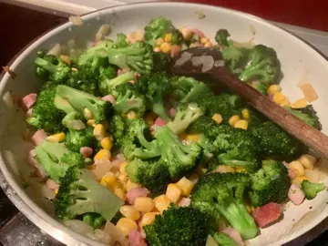 Brokolice se slaninou a kukuřicí 