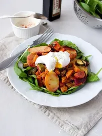Salát s pečenou zeleninou a pošírovaným vejcem