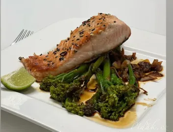 Sezamový losos s brokolicí 